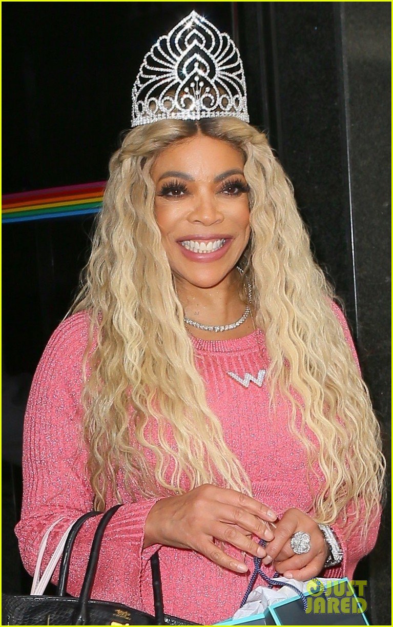 Good morning (and happy birthday) to wendy williams and her giant tiara only 