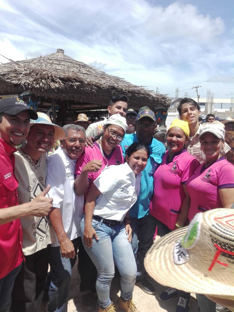 #Bienvenidos Así recibieron en el Mcpio Guajira las #CocinerasYCocinerosDeLaPatria y el Equipo CNAE Zulia al <a href="/ViceSocialT/">Vice Social Territorial</a> Ministro de @MPPEDUCACION Aristóbulo Isturiz @psuvaristobulo, Pdte de la @CNAEVZLA Cap Eduardo Hurtado para el acto de grado de 865 indígenas Wayúu y Añú