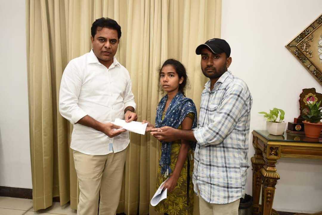 susheela353's tweet photo. తల్లిదండ్రులు లేని రచన ఇంజనీరింగ్ విద్య బాధ్యత తీసుకున్న @KTRTRS గారు #రామన్న #KTR @TelanganaCMO
@trspartyonline
-ఐఐటి ఫీజులు చెల్లించలేని మేకల అంజలికి అర్ధిక సహాయం https://t.co/reLto0YpmU