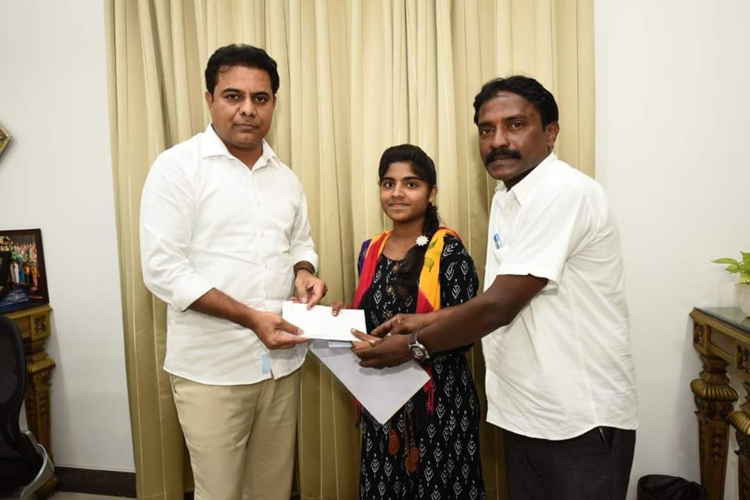 susheela353's tweet photo. తల్లిదండ్రులు లేని రచన ఇంజనీరింగ్ విద్య బాధ్యత తీసుకున్న @KTRTRS గారు #రామన్న #KTR @TelanganaCMO
@trspartyonline
-ఐఐటి ఫీజులు చెల్లించలేని మేకల అంజలికి అర్ధిక సహాయం https://t.co/reLto0YpmU