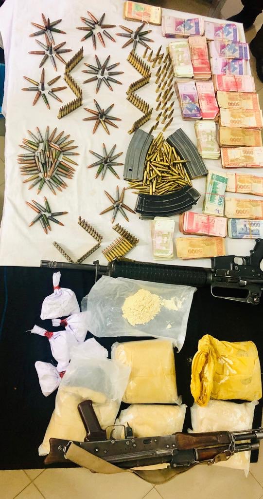 DrTajikSohail's tweet photo. A main heroin supplier Shahid arrested in Sheikhupura. 
Recoveries:
6 Kg of heroin
6 lakhs cash
1 x Kalashnikov 
1 x M16 rifle
1 x Toyota car
   Shahid @ Gonga is involved in 24 cases of robberies , dacoities, murder and drug trafficking. @OFFICIALDPRPP #NoToNarcotics https://t.co/yp6VPdJIW6