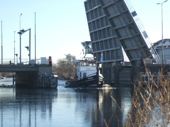 😥 De <a href="/ProvincieNH/">Noord-Holland</a> moet sommige bruggen en sluizen deze zomer op aangepaste tijden bedienen. Ondanks wervingsacties, aangepaste werktijden en pendelende brugwachters is het niet gelukt om voldoende brugbedieners te vinden.

Meer informatie ➡️ bit.ly/2JNQxJc