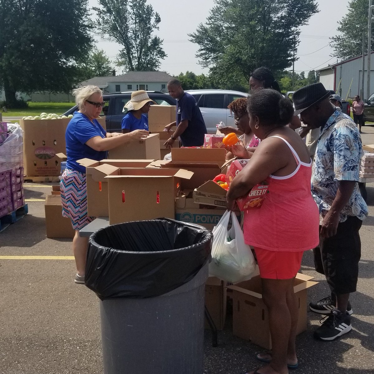 LeonaGroup's tweet photo. Leona Group employees helping out pass out food at the community food bank at Northridge Academy. https://t.co/WDywF5aEuh
