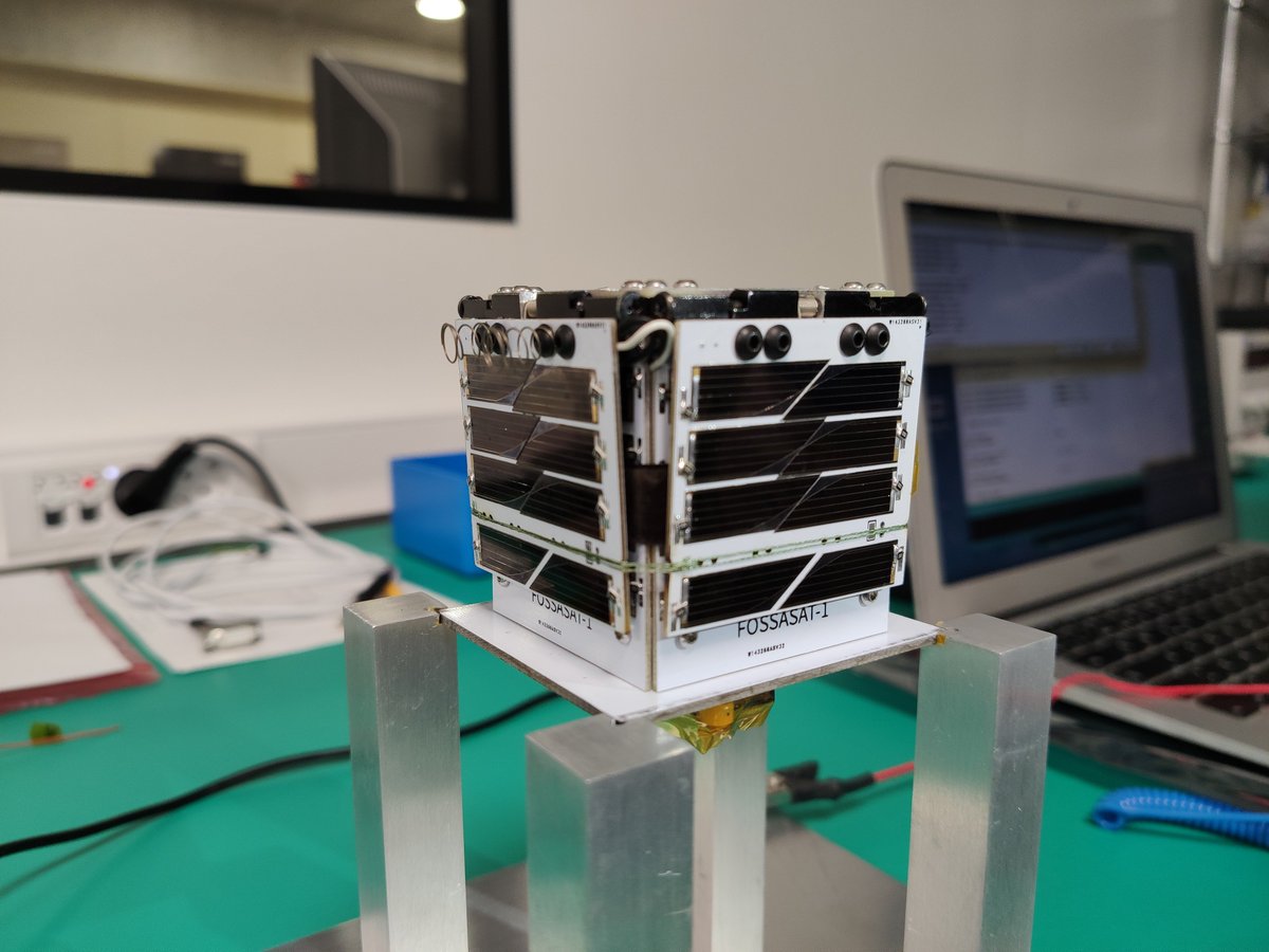nanosatlabupc's tweet photo. Today we welcome to our lab Julian Fernandez (@EA4HCD) from @FossaSys performing vibration tests to the #PocketQube #FossaSat 
@nanosatlab @la_UPC
#iot #satellite #pocketqube #cubesat #nanosatlab #cleanroom #upc https://t.co/j4hEpqrQvU