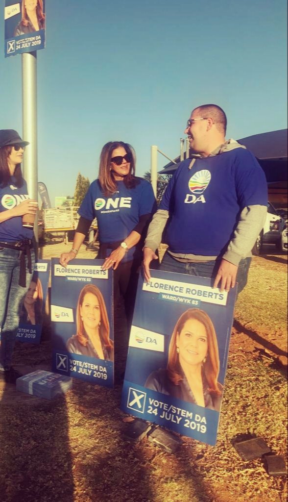 LeahK28's tweet photo. Traffic blitz in preparation for #Ward83byelection #DAdelivers #OneSA4All https://t.co/ApWT5uF9jC