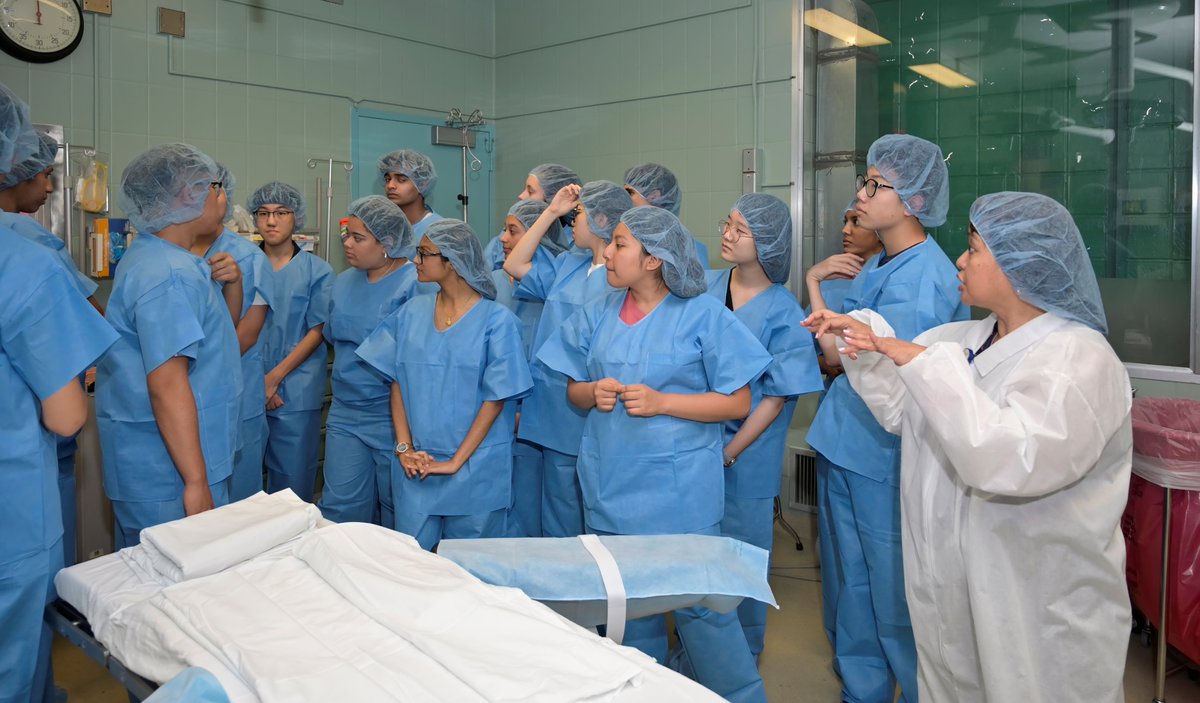 DYK: Every summer <a href="/NYCHealthSystem/">NYC Health + Hospitals</a> Metropolitan sponsors #MetPALS, a career exploration program for high school juniors/seniors. Designed to give students hands-on experience and help them in the #collegeadmissions process. Pictured here: Learning about our pre-operative services