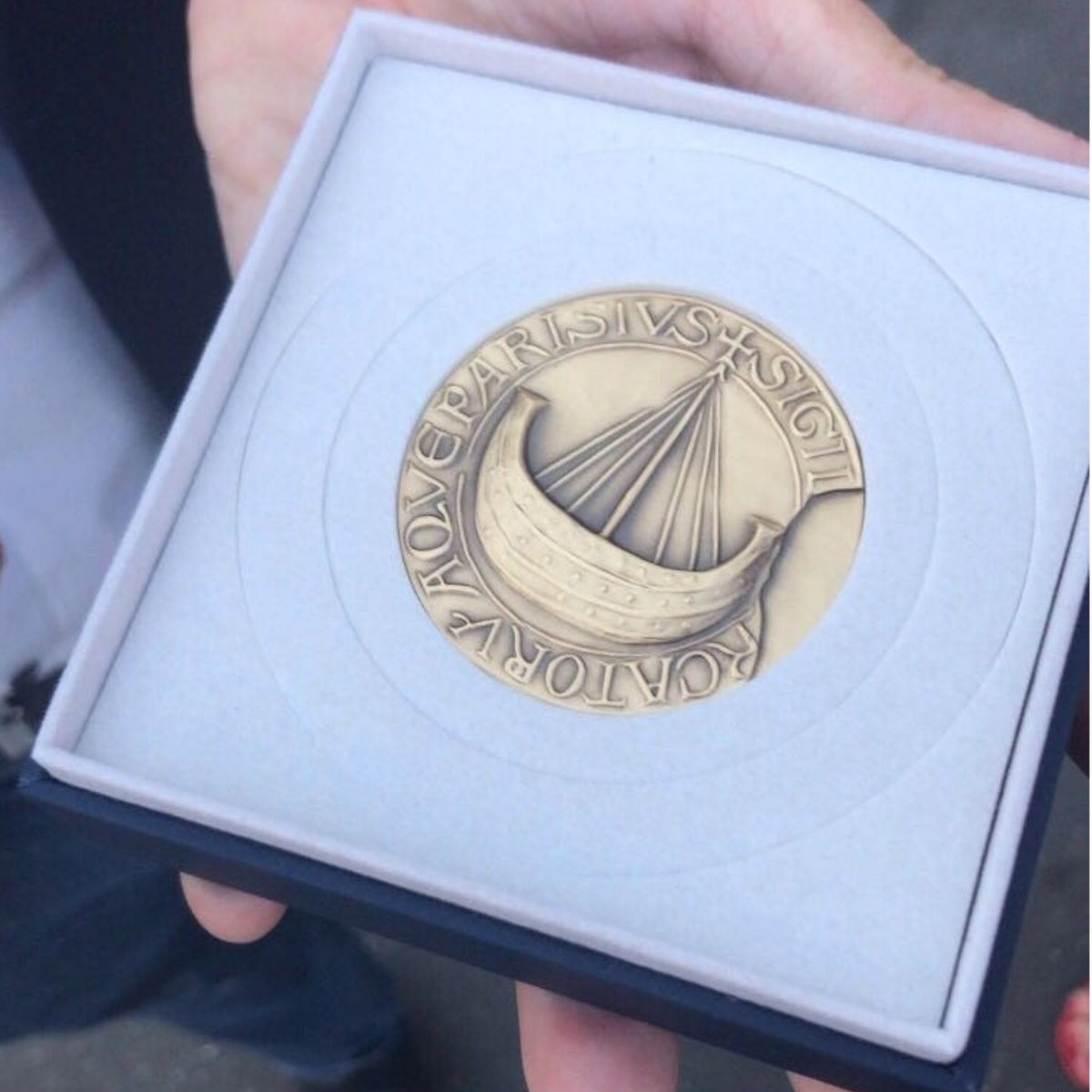 ✨SINGA a eu le plaisir de recevoir la Médaille de la Ville de <a href="/Paris/">Paris</a> ! Il s'agit d'une reconnaissance à son engagement en tant qu'acteur du lien social. Bravo à tous qui contribuent chaque jour à la construction d'une société plus diverse ! 🍾🎉✨ #SINGAParis