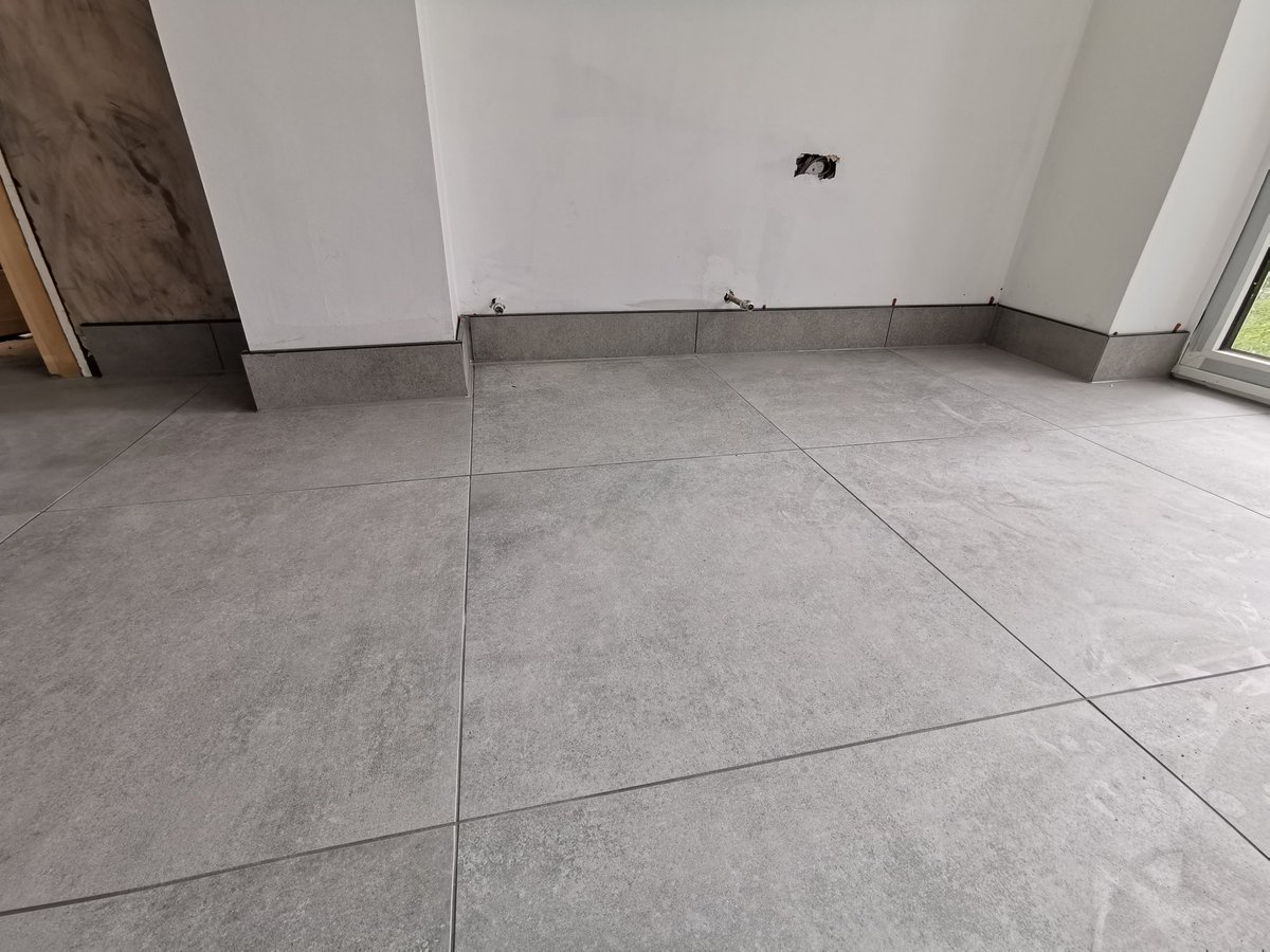 WolsTiling's tweet photo. All done in 60x60 with tile skirting and black nigel trims. Happy customer 👍 @tilemasteradhes @rocciatiles https://t.co/H3QDajPFGa
