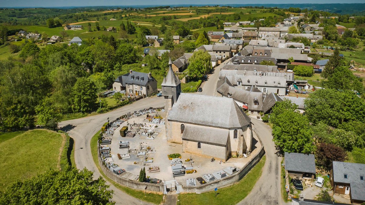 LaSauvegarde's tweet photo. 🇫🇷 #TourdeFrance dans les Hautes-Pyrénées 🚴‍♀️
Passage à #Orignac, petit village dominé par l'église Saint-Martin et son cimetière, bâtis sur une butte. #LeSaviezVous 💡Ce type de plan est le vestige d'un enclos défensif des XII et XIIIe siècles ! ⚔️
#jeudiphoto  #THREAD https://t.co/RpOnniSN3v