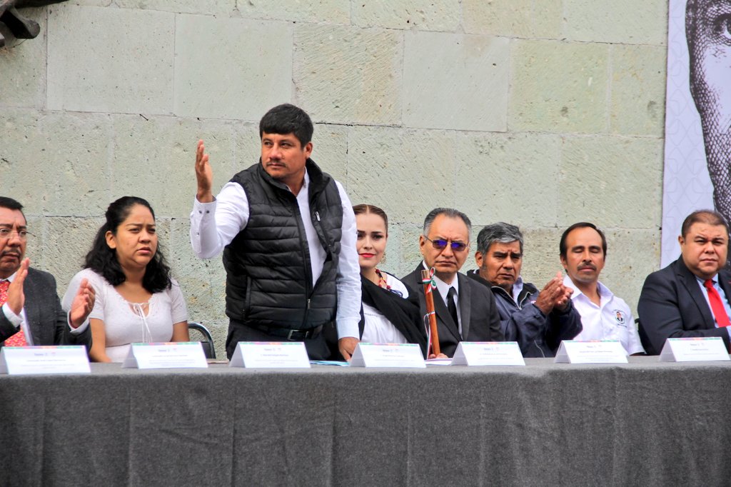 PLANEACIONOax_'s tweet photo. Invitados por la autoridad municipal de #GuelataoDeJuárez, asistimos con la representación del Coordinador General @JavierLazcanoV, a la ceremonia conmemorativa del CXLVll Aniversario Luctuoso del Licenciado Benito Juárez García. https://t.co/kotswYkT9U