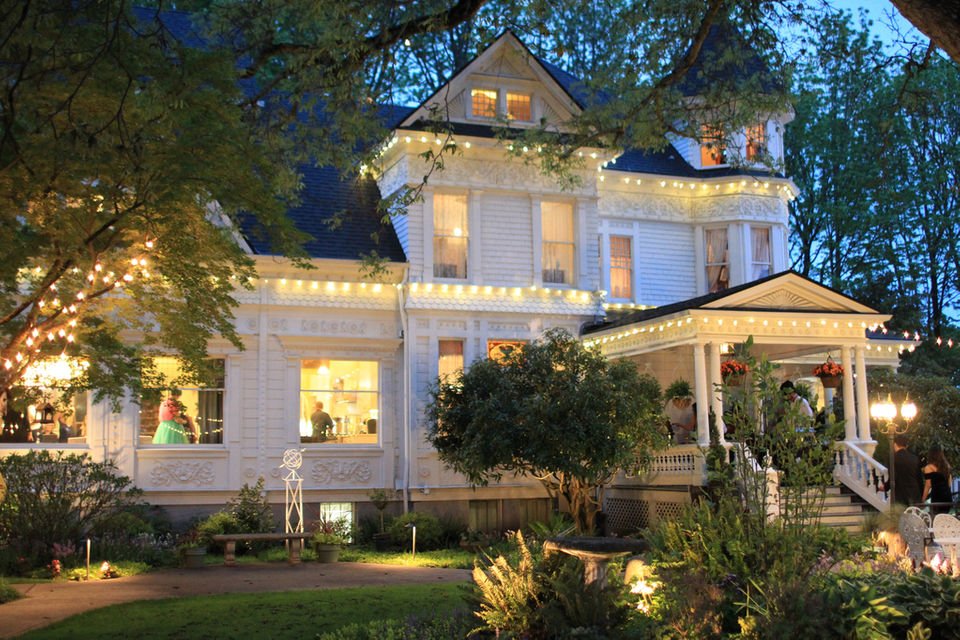 janeteastman's tweet image. Storied 1885 Victorian Belle Queen Anne mansion finds new life as wedding and prom venue #victorianbelleweddings #willamette_u David Schlicker stained glass National Register of Historic Places oregonlive.com/expo/life-and-…