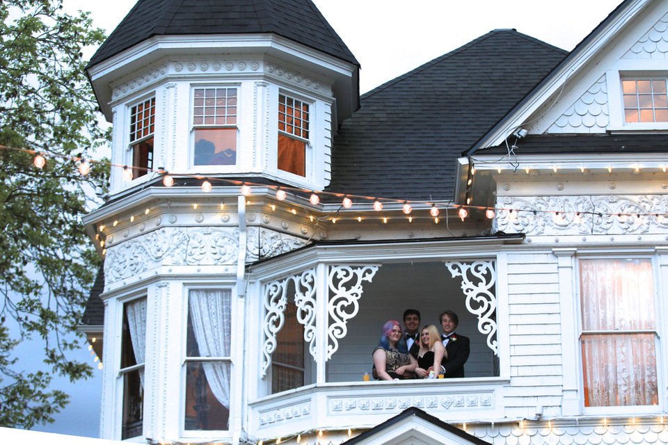 janeteastman's tweet image. Storied 1885 Victorian Belle Queen Anne mansion finds new life as wedding and prom venue #victorianbelleweddings #willamette_u David Schlicker stained glass National Register of Historic Places oregonlive.com/expo/life-and-…