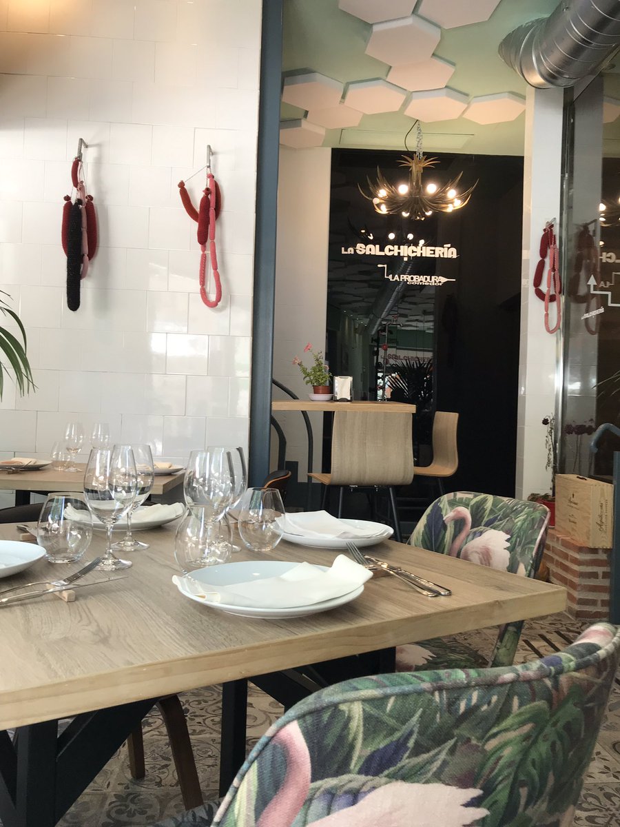 Puedes disfrutar de nuestra terraza pero, en nuestra barra, hemos preparado este pequeño rincón para ti. La temperatura es ideal.