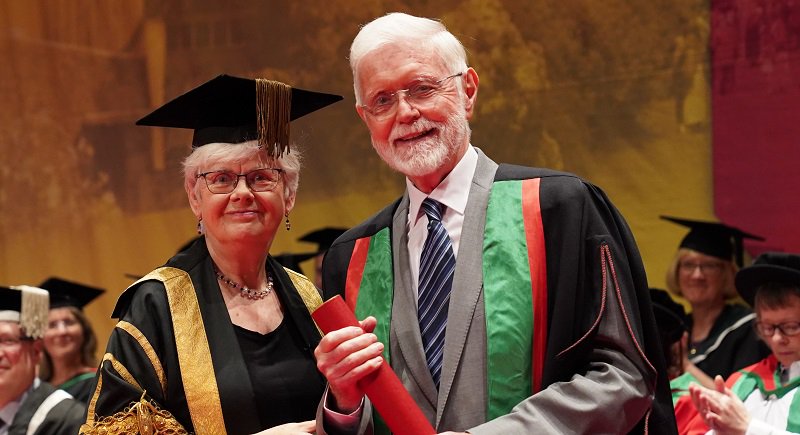 Cyflwyno Cymrodoriaeth er Anrhydedd i Brif Weithredwr cyntaf Cyngor Celfyddydau Cymru, Emyr Jenkins aber.ac.uk/cy/news/archiv… #GraddioAber2019 #CaruAber