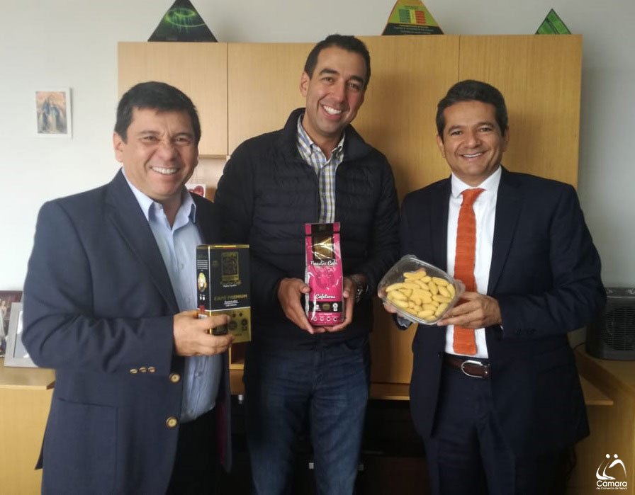 CCHuila's tweet photo. Se adelanta una reunión en @ECOPETROL_SA, con el Vicepresidente de Abastecimiento de la entidad, Carlos Santos, a la cual asiste @ArielRinconM, Presidente de la @CCNeiva y Mauricio Rivera, Gerente de #Coocentral.El objetivo es tratar temas estratégicos de trabajo articulado. https://t.co/qIjoVcQGBH