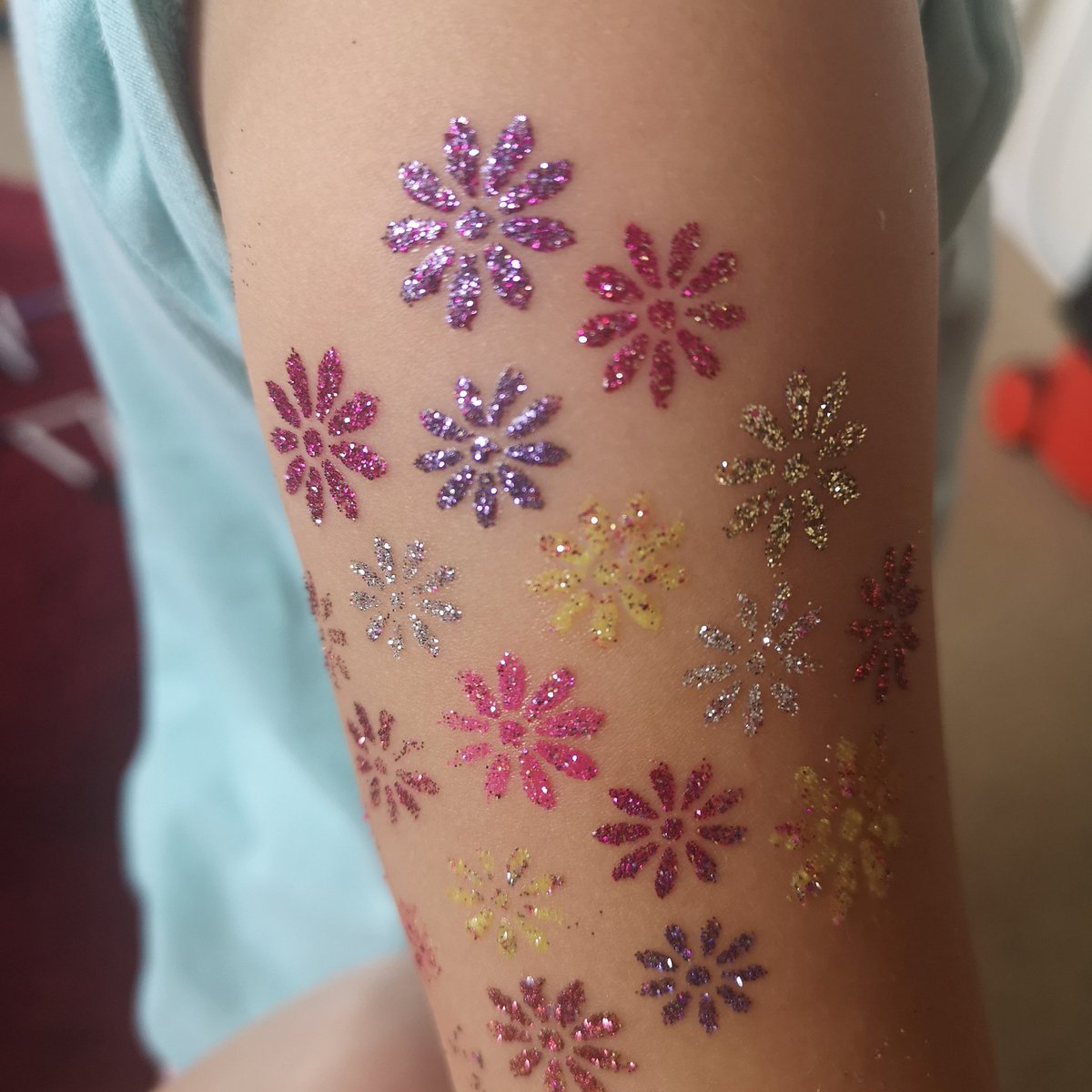 MuaRelizabeth's tweet photo. Some quick colourful glitter tattoos done this morning for my beautiful little girl.
🌸🌼🏵️🌺🌸🌼🏵️🌺🌸🌼🌺🏵️🌸🌼🏵️
Love that she loves glitter just as much as I do.
#glitter #glittertattoo #glittertattoos #glittertattoostencils #glitterflowers #flowers #facepaint #facepainting https://t.co/oH1g6sJSUF