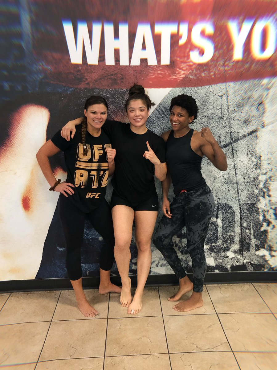 TracyCortezmma's tweet photo. Having you girls here for the last few days helping me finish my camp and last hard sparring rounds means everything 🙏🏼 Thank you!!!! Let’s get this UFC contract now! #DWCS #12DaysOut https://t.co/HoY1R2pDiL
