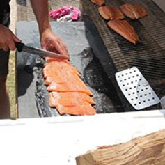 Dat wordt smullen tijdens het 1e lustrum van Eventing Emmeloord. Niet alleen van de sport, ook van de heerlijke gerookte zalm van Smokey and The Grillbandits. Op authentieke wijze bereid. Een bezienswaardigheid op zich. Hier kun je niet gewoon voorbij lopen, dit wil je proeven!