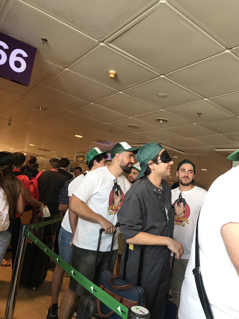 emirhv_'s tweet photo. El vato no tiene ni idea a donde va pero sus amigos se organizaron para hacerle un viaje de despedida de soltero. Espero que el día que me vaya a casar mis amigas se la rifen así de chido. https://t.co/vlJtGwqC2W