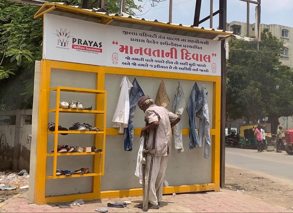 gauravdedhia2's tweet photo. This #WallOfHumanity in #Patan is such a beautiful message for the entire community.
So very well organized and it was such a nice feeling to see a beneficiary trying out a shirt for himself. 👕 #Prayas https://t.co/CUHI4q5pvI