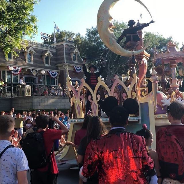 MousePlanet's tweet photo. Farewell to Mickey’s Soundsational Parade! #videobytap #mickeymouse #mouseplanet #parade #disney #disneyland #soundsationalparade #soundsational #drums #marypoppins #chimneysweep #dance see #video by @toddapickering at https://t.co/piRXFKWBqM https://t.co/hqztqfrih7