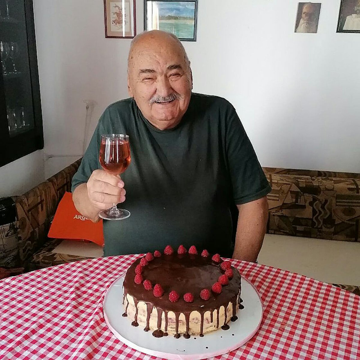 Potator_JC's tweet image. 83. Živeli svi