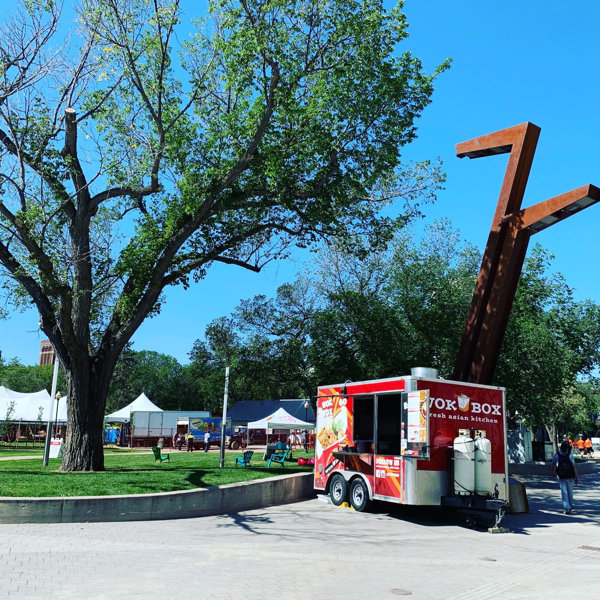 WKBX2GO's tweet photo. We are parked under the big tree today!!  See you for lunch!!  #wokbox #wkbx2go #thursdaylunchoptions #foodtruck #reginadowntown #yqr #yqrfoodtrucks #reginask #citysquareplaza @yqrfoodtrucks @ReginaDowntown https://t.co/RdnamQD9pK