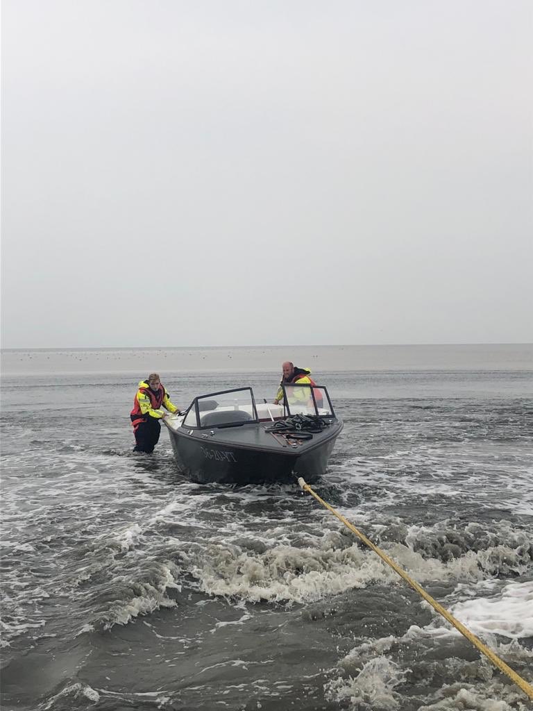 Prio 2 vanmiddag , Vader&amp; zoon waren onderweg terug naar makkum. Moesten uitwijken voor en zeiljacht. Raakten buiten de geul en aan de grond. Los getrokken en naar Kornwerd gebracht. Bootje nagelopen. En ze hebben hun weg vervolgd  terug naar Makkum.