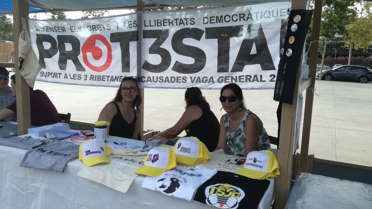 Primerdefebrer's tweet image. Ja som al Tingladu, juntament amb @prot3sta1, venent material per pagar les factures de les nostres causes. Us hi esperem!