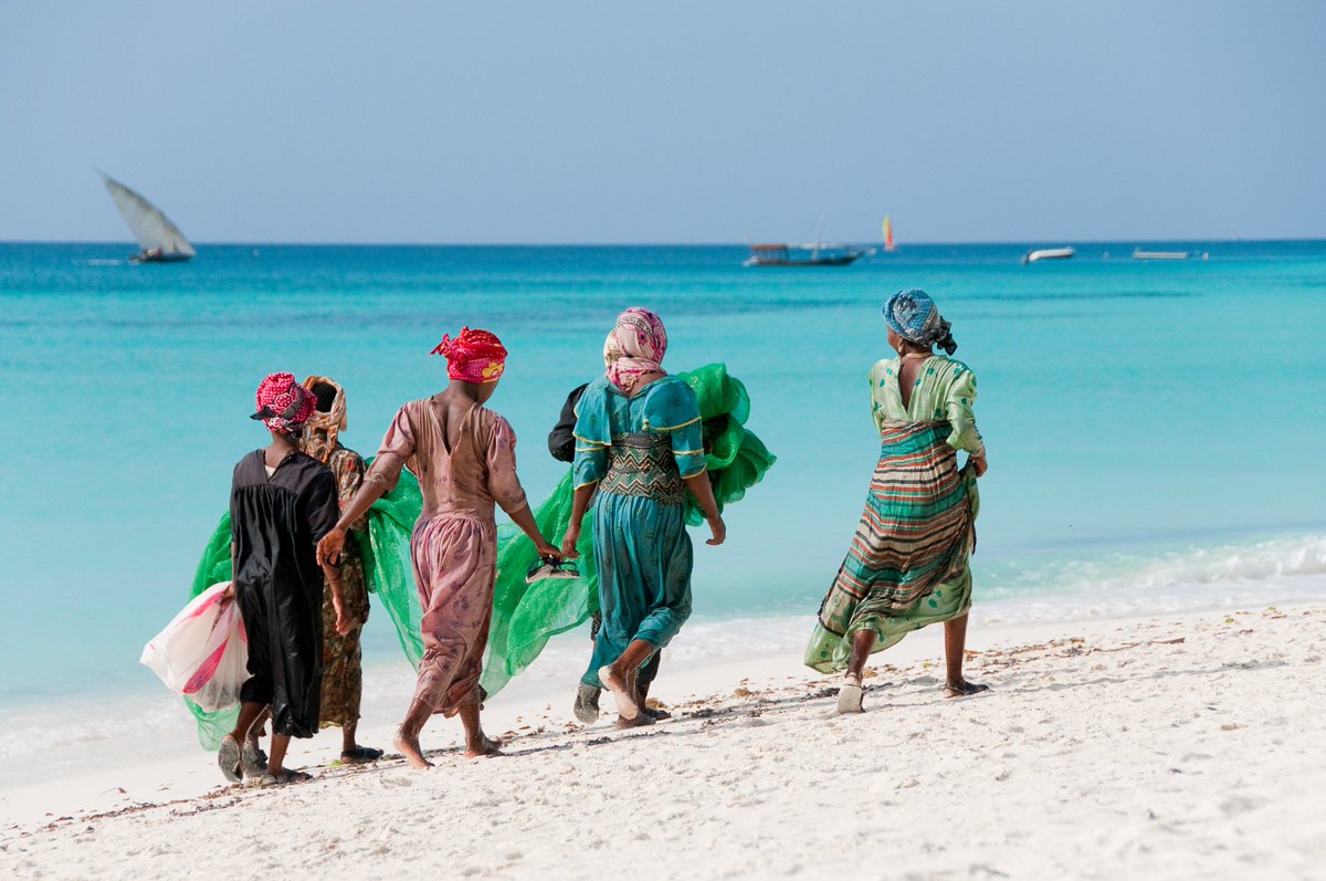 ViajerasconB's tweet photo. ¿Te has decidido por Zanzibar? 🗣️ ¿Quieres aprender las palabras básicas para poder defenderte en la isla? 🏝️ Ok, entonces tienes que pasar por nuestro Instagram Stories y tomar nota. ¡Boli y papel que empiezan las clases de suajili! #ViajerasConB3 https://t.co/UxZohNNoWU https://t.co/3bQY6CIH9k