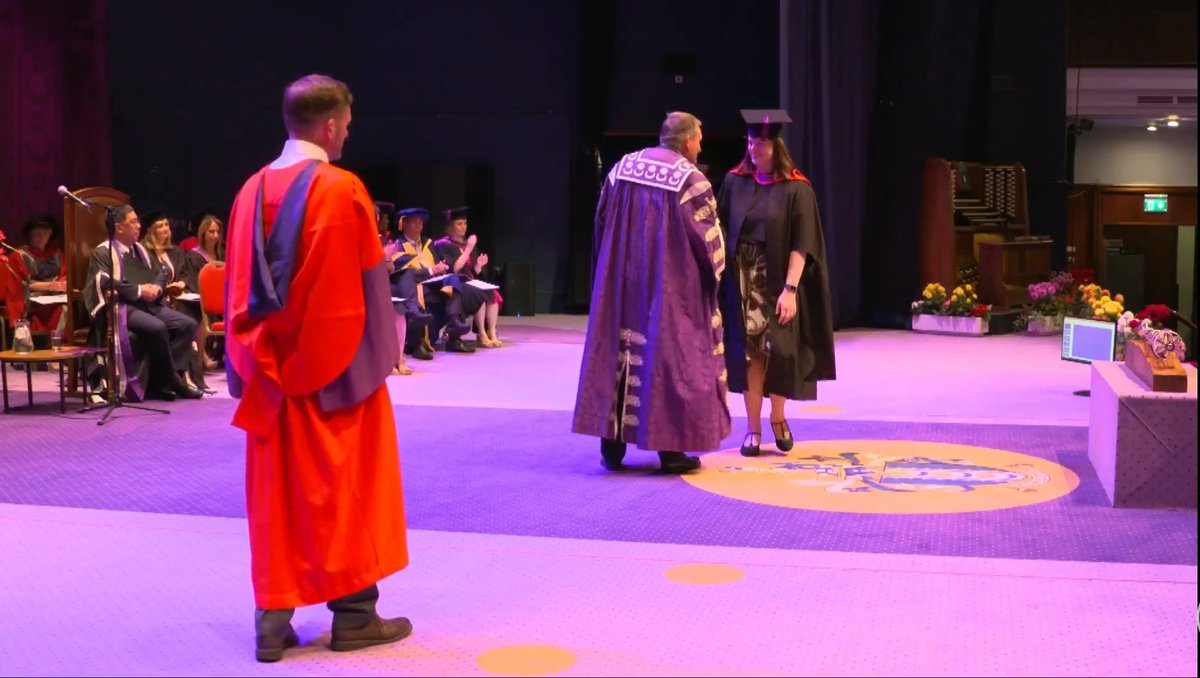 _junkets's tweet image. Looked a bit mad walking down Harlesdon High Street but yes Chick 🙌🏻 so proud of @Jess_EL_Chick 💛💜