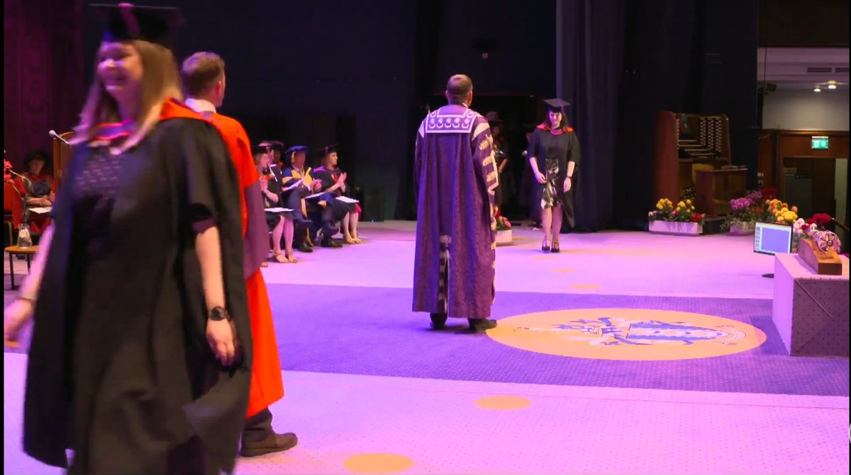 _junkets's tweet image. Looked a bit mad walking down Harlesdon High Street but yes Chick 🙌🏻 so proud of @Jess_EL_Chick 💛💜