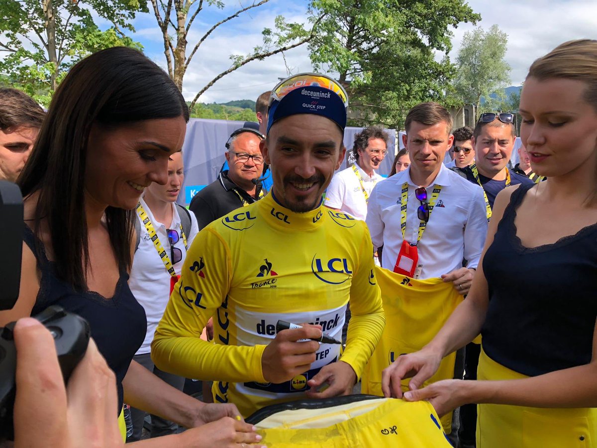 RT &amp; follow to win a Yellow Jersey signed by <a href="/alafpolak1/">Julian Alaphilippe Officiel</a> with <a href="/lecoqsportif/">le coq sportif</a>.
RT &amp; follow pour tenter de gagner un <a href="/MaillotjauneLCL/">Maillot Jaune LCL</a> signé par <a href="/alafpolak1/">Julian Alaphilippe Officiel</a> avec <a href="/lecoqsportif/">le coq sportif</a>.

#TDF2019