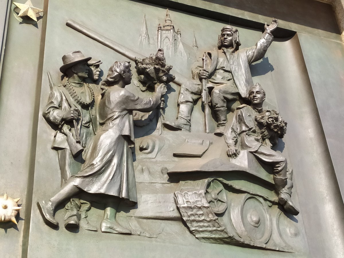 RedLeonMemes's tweet photo. Paneles en el Monumento Nacional Vítkov que muestran a partisanos checoslovacos durante la 2GM y a las tropas soviéticas entrando en Praga el 11 de mayo de 1945 respectivamente https://t.co/jwfbdXV3kI