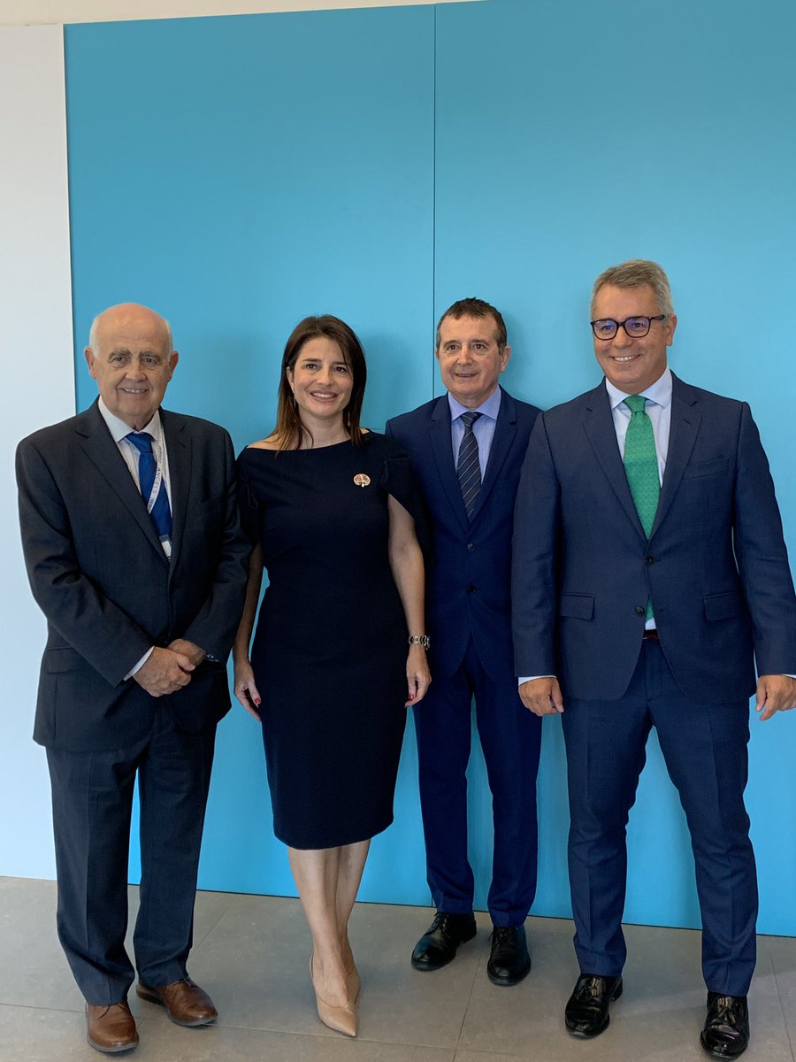 EDEMempresarios's tweet photo. 👨🏼‍🎓¡Bienvenid@s a la #GraduacionEDEM de nuestro #MBAjunior y #MasterMEL! En la mesa presidencial: 

👉🏻Hortensia Roig, presidenta de @EDEMempresarios
👉🏻@DeltellDiaz, Socia Auditoria CV y Murica de @PwC_Spain 
👉🏻@luciaegearonda, directora del centro universitario

#Graduacion https://t.co/5CUAeApIpz