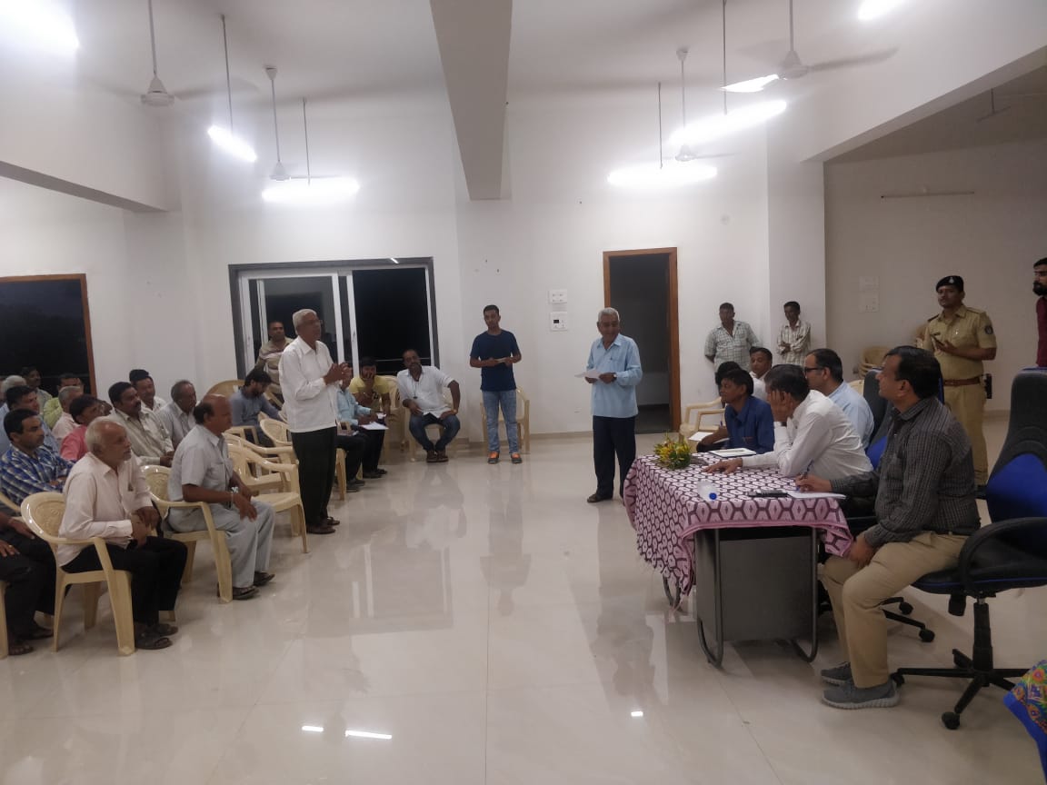 CollectorNav's tweet photo. Visited Chapaldhara village of Vansda taluka during night hours. Interacted with villagers of Chapaldhara.@pkumarias @CMOGuj @revenuegujarat #Gujaratnightvillagevisit https://t.co/4TTA8cYIJp