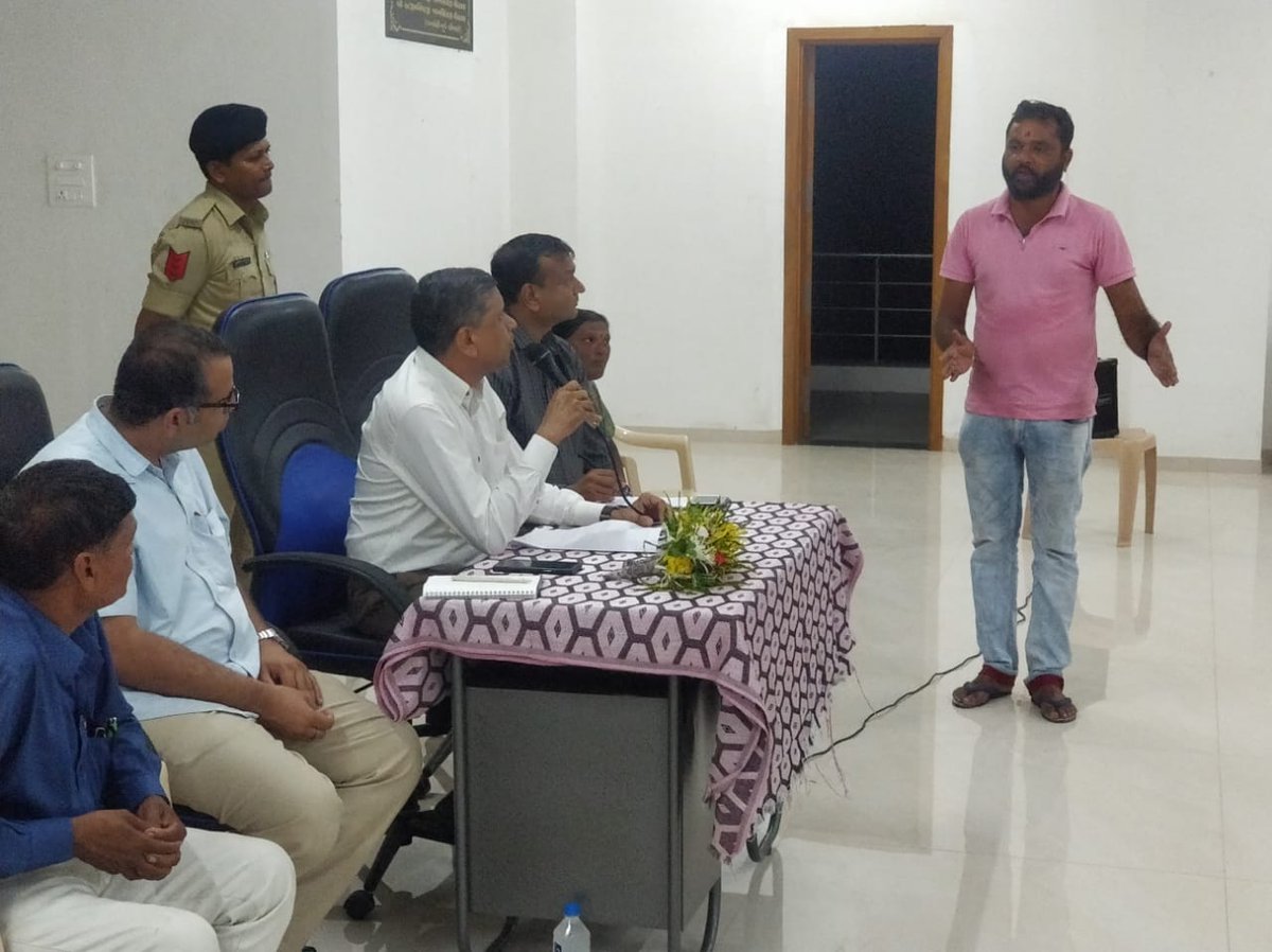 CollectorNav's tweet photo. Visited Chapaldhara village of Vansda taluka during night hours. Interacted with villagers of Chapaldhara.@pkumarias @CMOGuj @revenuegujarat #Gujaratnightvillagevisit https://t.co/4TTA8cYIJp