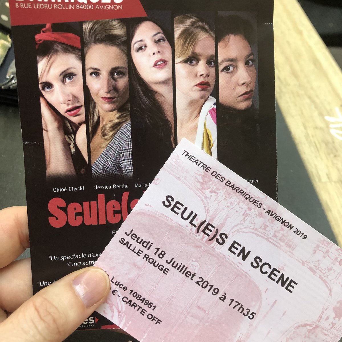 Fan_du_OFF's tweet photo. SEUL(E)S EN SCÈNE aux Barriques à 17h35 : j’ai adoré, très drôle et quel engagement des actrices. Merci à toutes ! #OFF19 https://t.co/lZAWRHNQwh