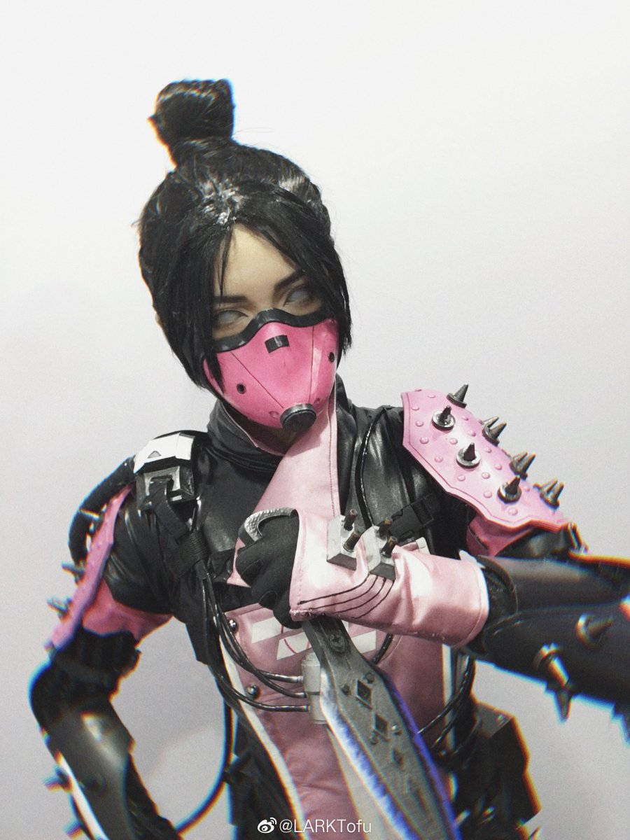 Wonderful cosplay of Wraith from @PlayApex presented during #WCG2019 in Xia...