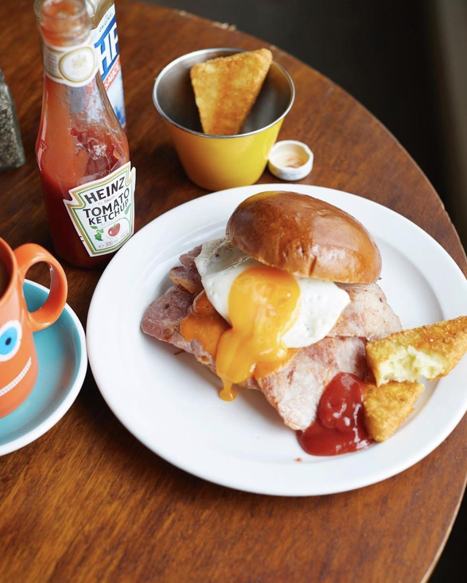 walkupldn's tweet photo. IT’S THURSDAY THAT MEANS WE’RE CASHIN’ IN ON @TheBrekkyClub Monday to Friday deal = A BC sandwich, hash browns & a drink for £8.50. How do we make Operation Egg Sandwich become a reality? #DownloadWalkIn & join the queue to the nearest BC near you. #DontQueue #ThirstyThursdays https://t.co/pM36069Mnw