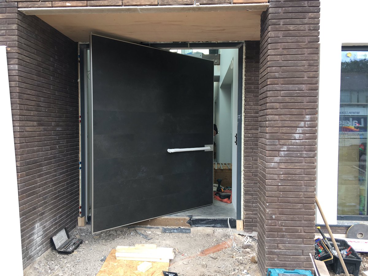 LakesDoors's tweet photo. Install of a 2m wide @oikos_venezia pivot door today in Cheshire on this contemporary home designed by @Project3Arch #design #architecture #pivotdoor #cheshire #synua #luxury #frontdoor https://t.co/rEFBT8aLBO