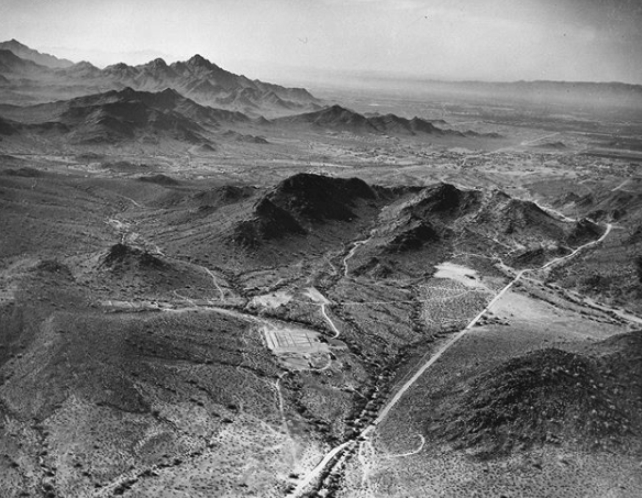 CityofPhoenixAZ's tweet photo. This is 7th St. looking south from Thunderbird Rd. in the #1940s! #lotsofopenspace #ThrowBackThursday https://t.co/b8ayMsHLLY