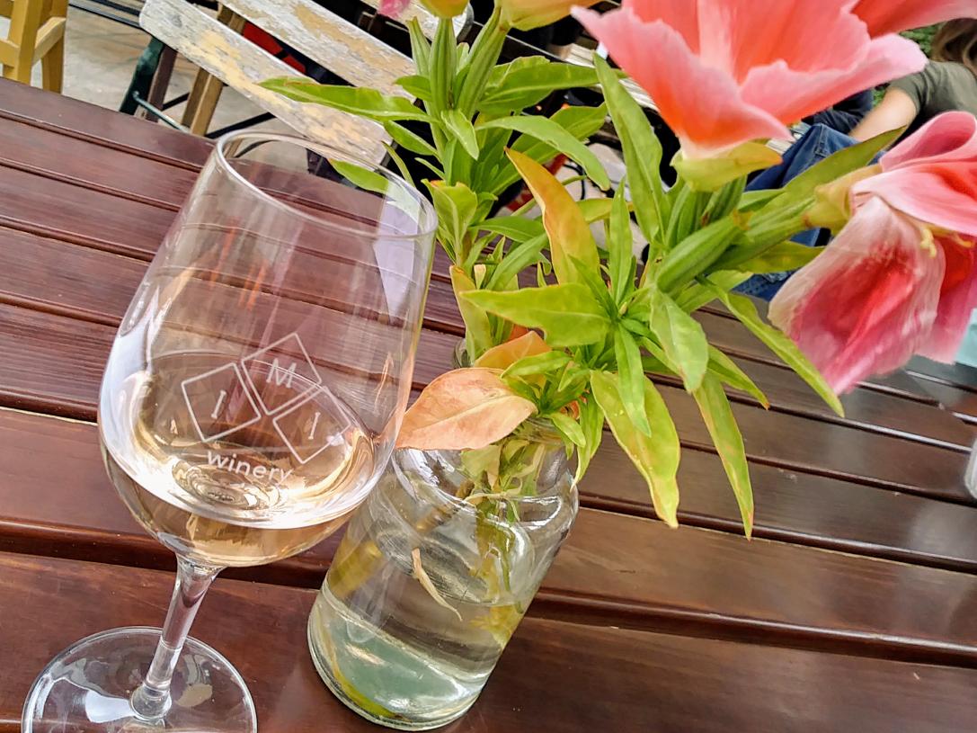 glueckstweety's tweet photo. Neuentdeckungen soll man ja feiern 🎉. Heute den Rosé der #imiwinery im Laden in der Koernerstrasse probiert und gleich nochmal in der #markthallekoeln getrunken. Bin jetzt schon Fan 😀. #goodwineonly #koeln https://t.co/UxshapEHKs