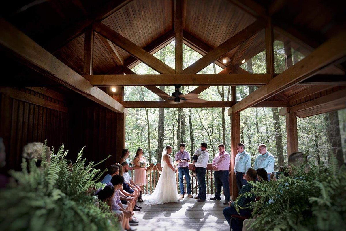 Blakeley's Wehle Center is a beautiful location for an #affordablewedding! blakeleypark.com/Things-to-Do/E…
