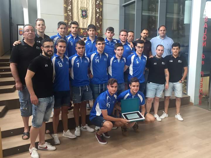 AlhambraFsGuiju's tweet photo. Esta tarde hemos tenido un gran evento! Nuestro ayuntamiento ha tenido el detalle de reconocer la trayectoria de nuestro juvenil! Gracias @AytoGuijuelo por el apoyo, gracias a todos los padres por darnos la gran sorpresa! Viva el fútbol sala, viva el Alhambra, viva Guijuelo😍😍 https://t.co/qI1HK5pDQS
