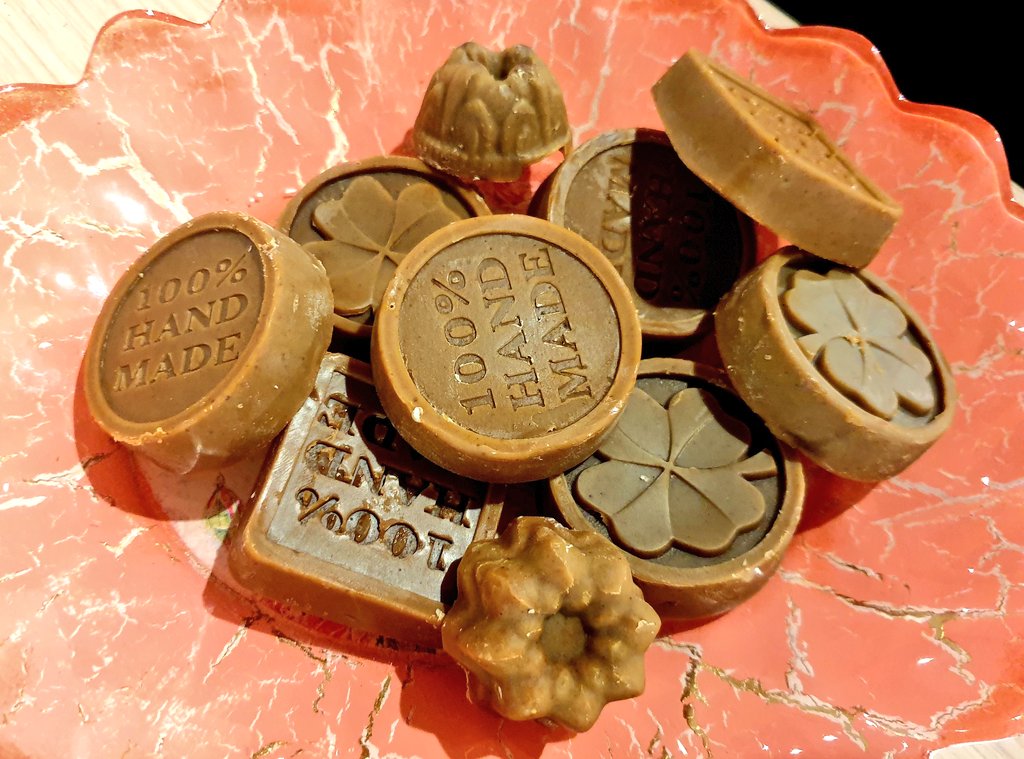 🧼Comienza en estos momentos en la Fundación <a href="/Cajasol/">Fundación Cajasol</a> el Taller de Jabones. Los asistentes aprenderán a hacer jabón de germen de trigo, jabón de coco-oliva y un jabón de chocolate que está para comérselo! #jabón #cosmeticanatural #CordobaEsp