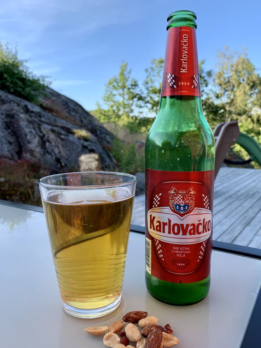 Olloven's tweet photo. Kroatiske @karlovacko er en maltet pilsner, sådan lidt i tjekkisk stil. Perfekt øl efter en lang, varm sommerdag - hvis den selvfølgelig serveres kold. 🍺 #ØLLØVEN #dagensøl #KarlovackoPivo https://t.co/6AeazoqTKI
