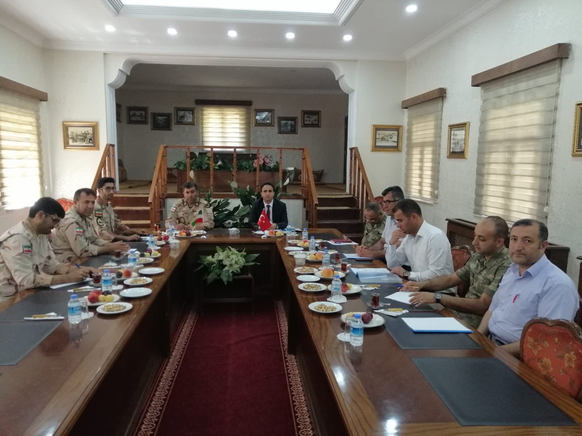 Kaymakamımız <a href="/tekindundar/">Tekin Dündar</a>, İranlı yetkilerle “sınır güvenliği” toplantısına katıldı. Toplantıda, Türkiye-İran sınırındaki 120 ile 200 nolu sınır taşları arasındaki sınır güvenliği, kaçakçılık, yasadışı göç ve terör konuları görüşüldü.