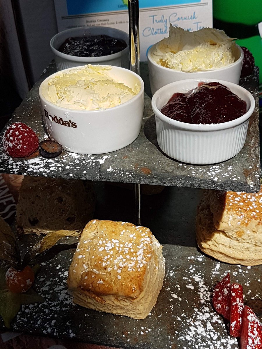 CreamTeaHour's tweet photo. It’s time to bid fairwell to one of our founder hosts this evening. Join @TheWaymarker for her last #CreamTeaHour. #SquareScones. https://t.co/VaYM0ualPN