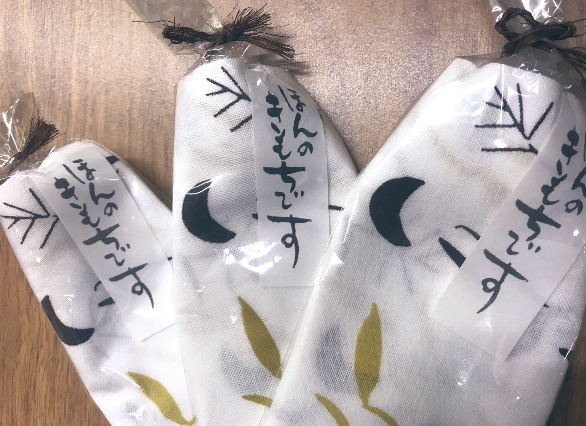 تويتر くらしの器王子ヤマワ على تويتر こちらは 桃の木 きつね ふきんサイズ の包装 気の置けない友達や 家族に向けての プレゼント 向けに添えられた一言に思わずニヤリとした思い出 ほんの気持ちです 狐 狐手ぬぐい 桃の木 T Co Py665t0hcw